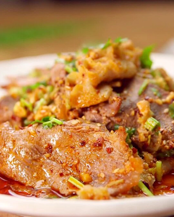 Alternative view of Sichuan Sliced Beef and Ox Tongye with Chili Sauce (夫妻肺片)
