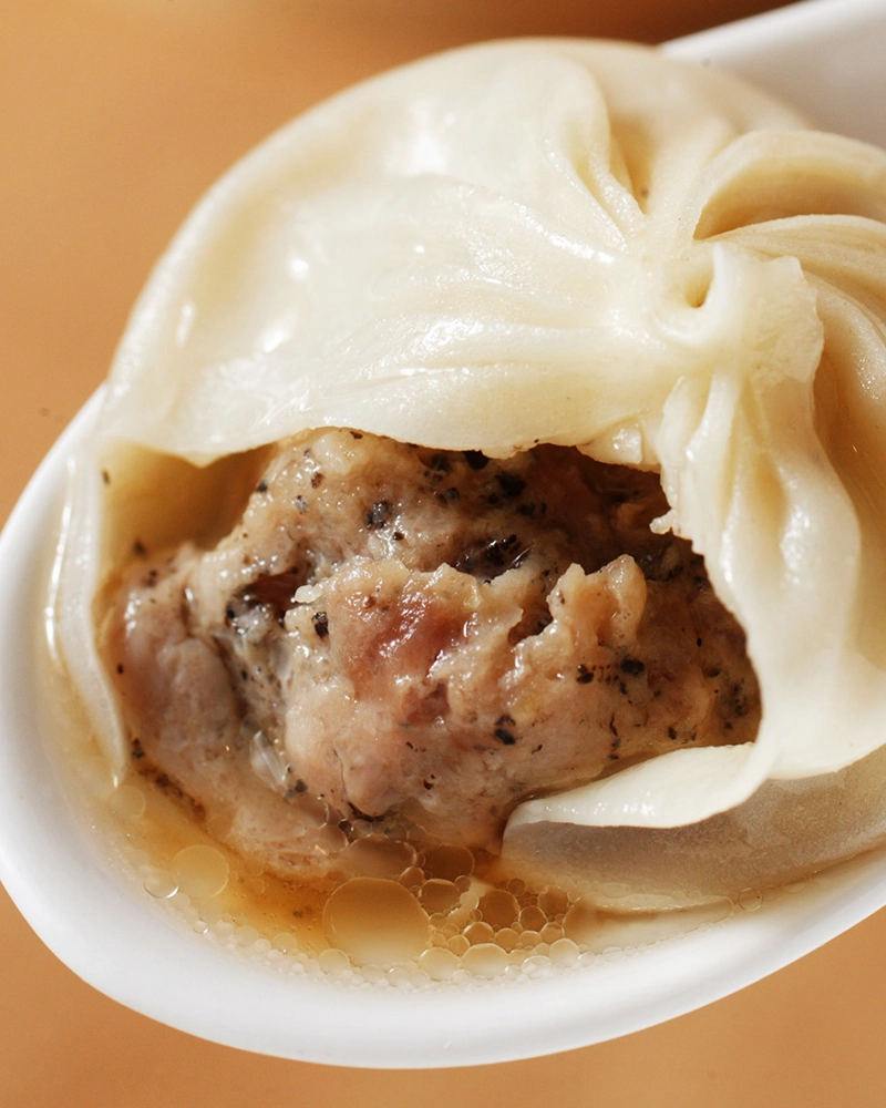 Alternative view of Shanghai Handmade Soup Dumpling with Pork 灌汤小笼包