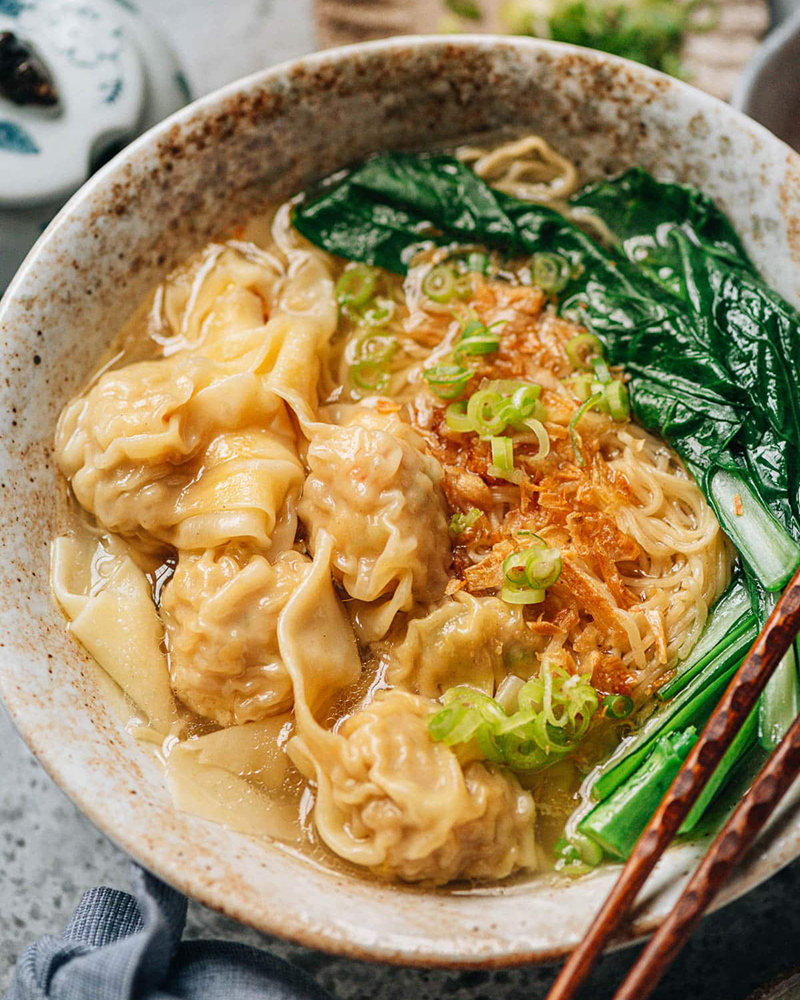 Alternative view of Sweet Wonton King Handmade Shrimp & Pork Wonton Noodle Soup (4pcs) 鲜虾云吞猪骨汤面
