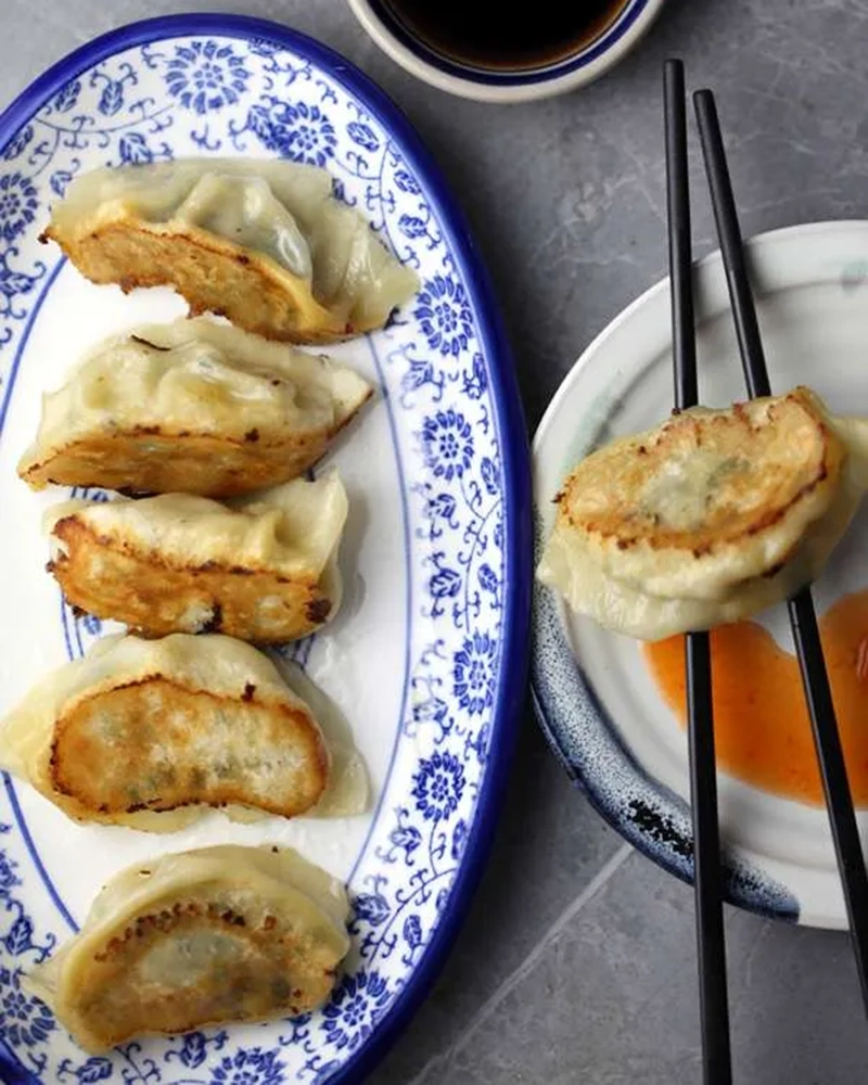 Lao Yu Yuan Handmade Fried Fennel Pork Dumplings 6Pcs (茴香猪肉煎饺)