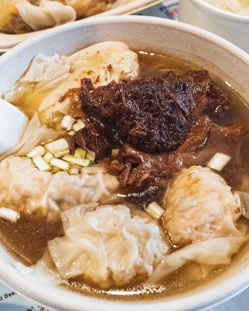 Alternative view of Maxi’s Noodle Shrimp Wonton and Beef Stew Noodle Soup 4Pcs (鲜虾云吞牛腩面)