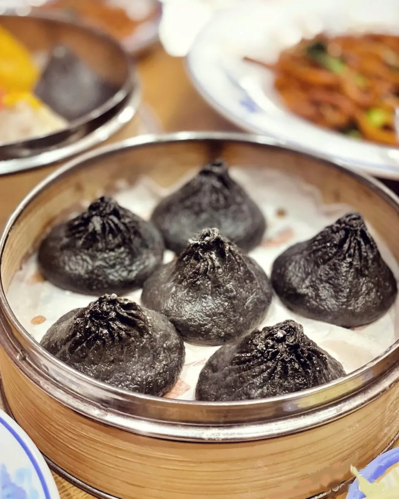 Alternative view of Lao Yu Yuan Truffle Pork Soup Dumpling 6Pcs (黑松露小笼汤包)