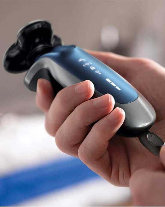 Alternative view of Philips Norelco S8980/13 Series 8000 Electric Wet and Dry Shaver
