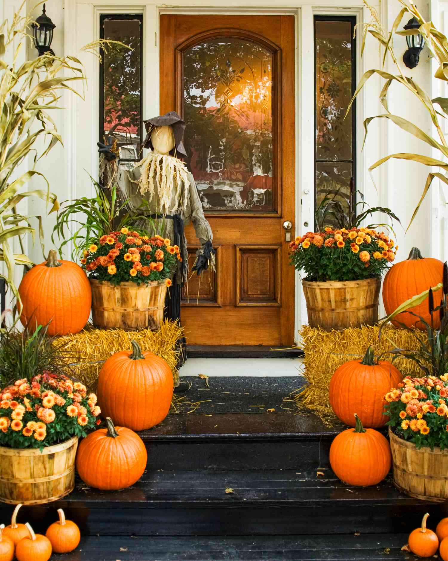 outdoor fall decor ideas monochromatic getty 0923 017d0c1f97d84a13b0648a6b4e64edf8