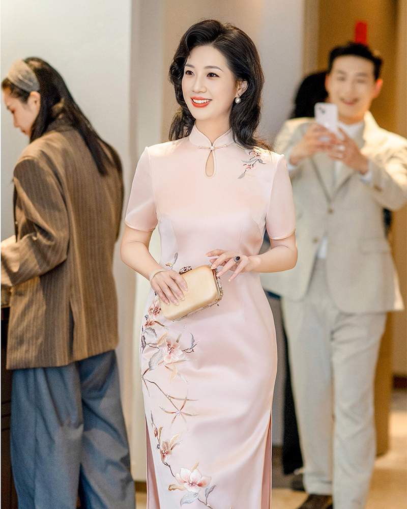 Alternative view of Elegant Pink Qipao for Mother of the Groom | Sophisticated Wedding Banquet Dress